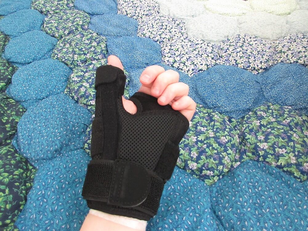 Left hand using thumb spica splint